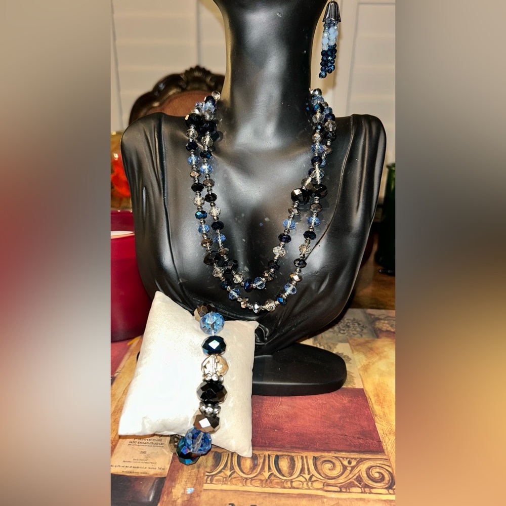 Sparkling ✨ Blue tones vintage necklace set